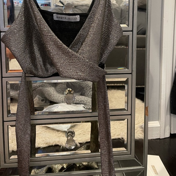 Jordyn jagger Criss cross crop gold top - Picture 2 of 3